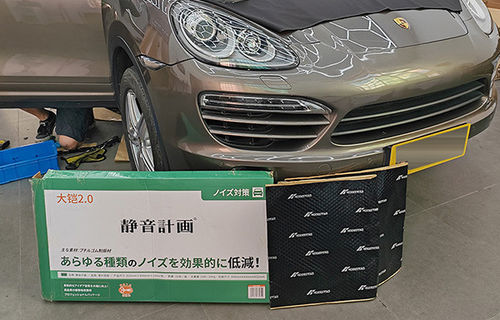 La Porsche Cayenne ha aggiornato l'isolamento acustico a quattro porte